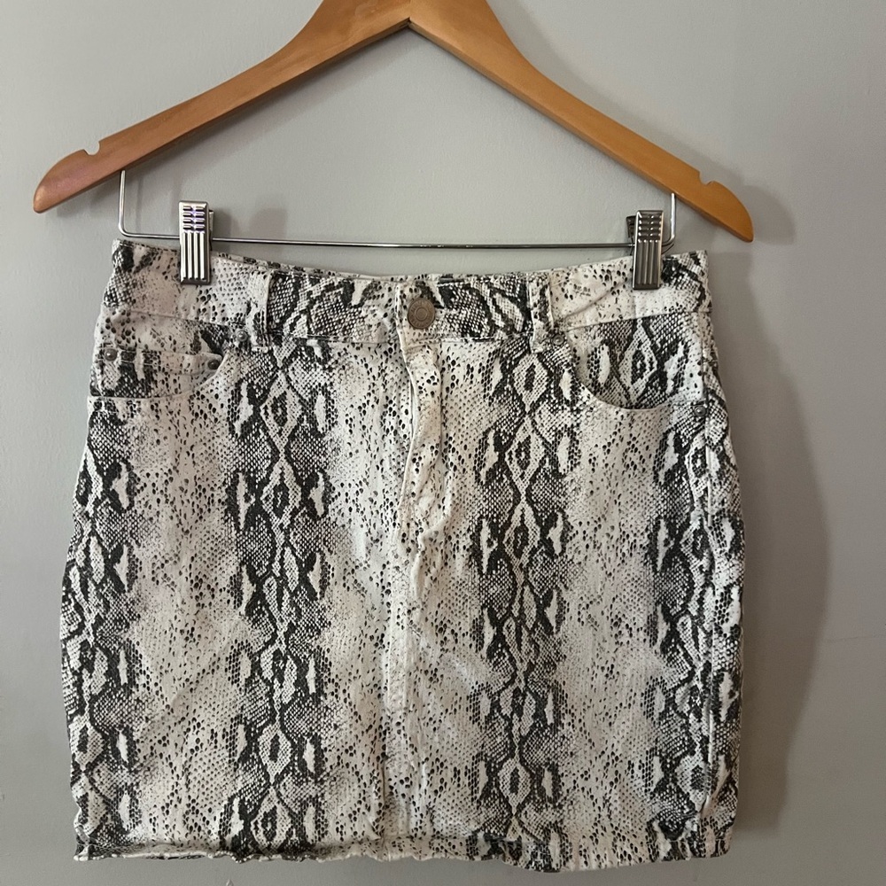 Almost Famous Black and White Snakeskin Print  Skirt